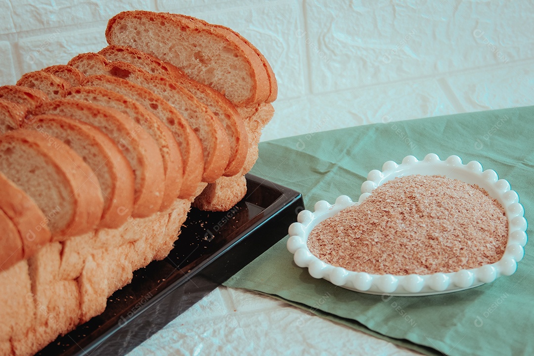 Mesa de café da manhã sobre uma mesa de madeira