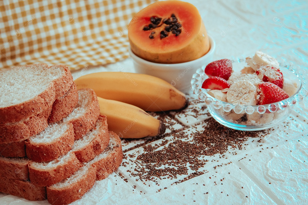 Mesa de café da manhã sobre uma mesa de madeira