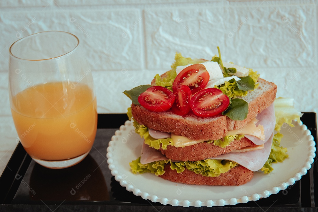 Mesa de café da manhã sobre uma mesa de madeira