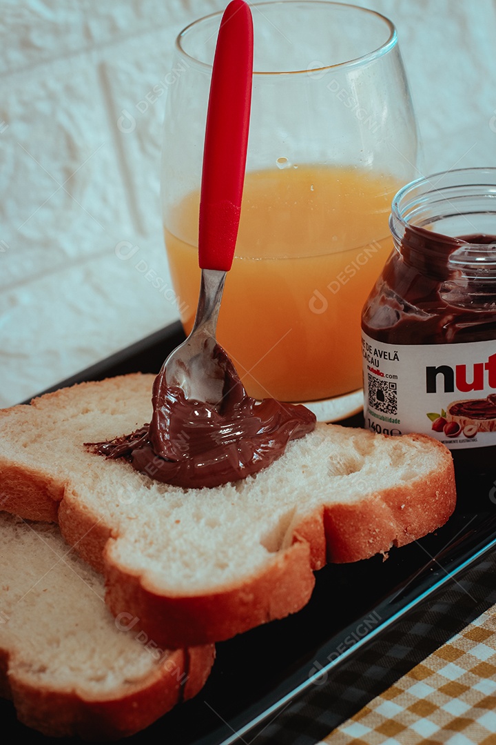 Mesa de café da manhã sobre uma mesa de madeira