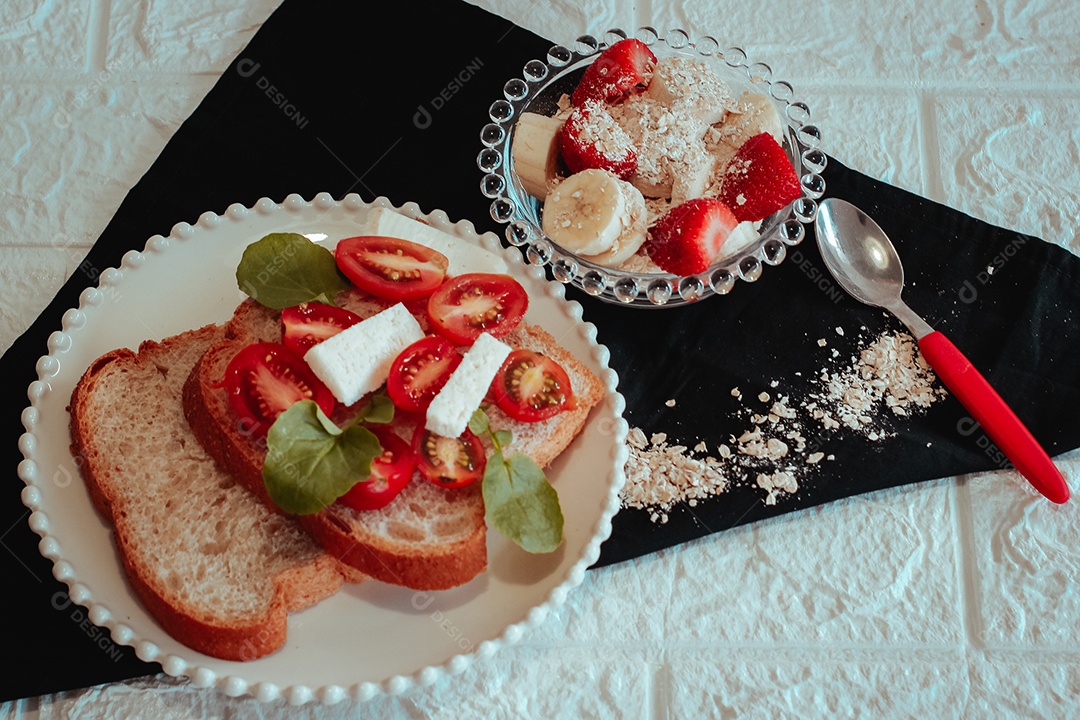 Mesa de café da manhã sobre uma mesa de madeira