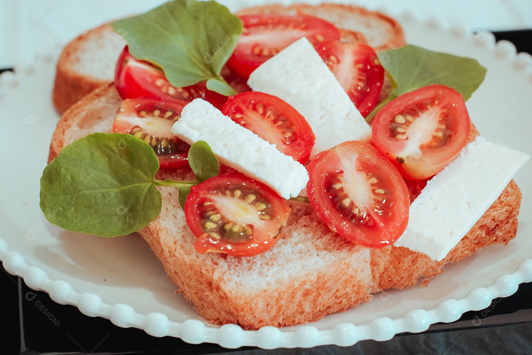 Mesa de café da manhã sobre uma mesa de madeira