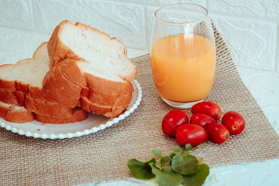 Mesa de café da manhã sobre uma mesa de madeira