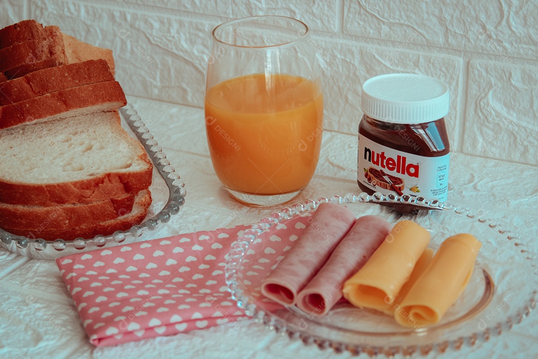 Mesa de café da manhã sobre uma mesa de madeira