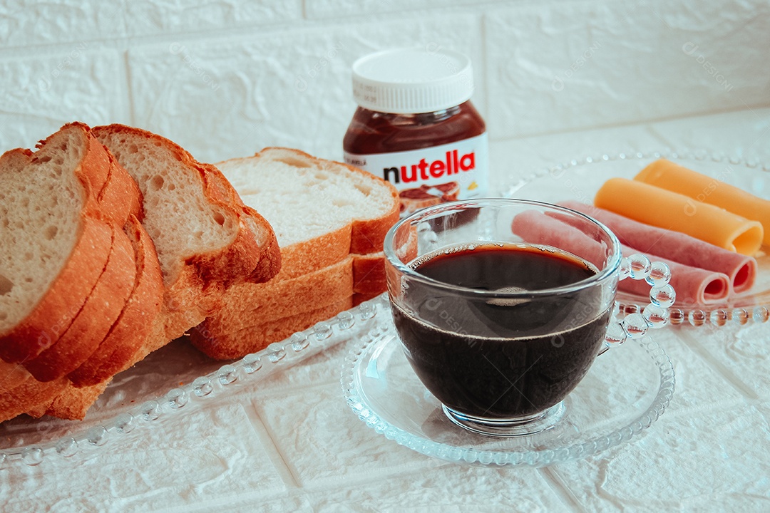 Mesa de café da manhã sobre uma mesa de madeira