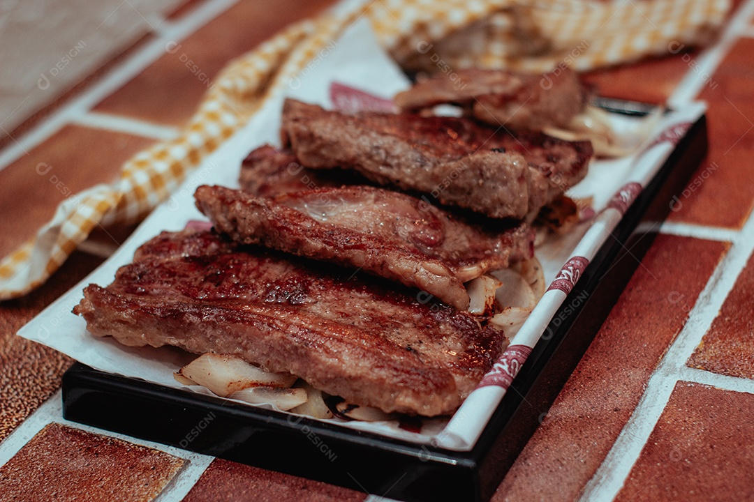 Prato de comida sobre uma mesa de madeira