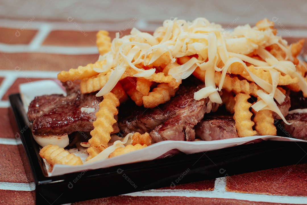 Prato de comida sobre uma mesa de madeira