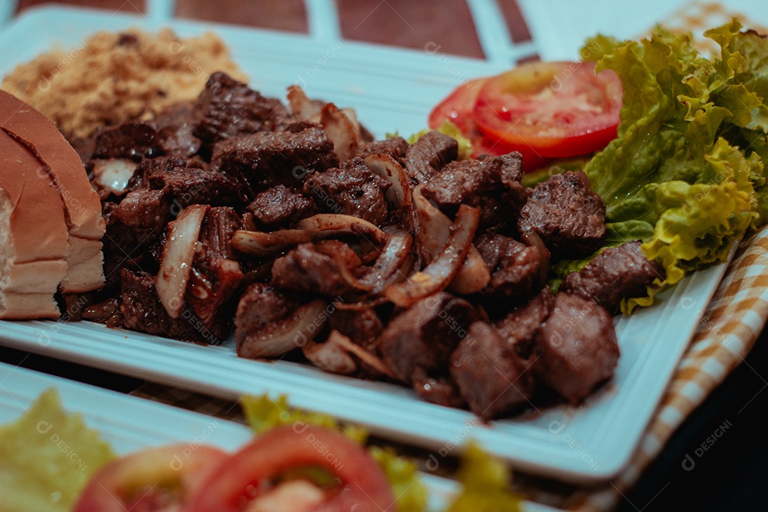 Prato de comida sobre uma mesa de madeira