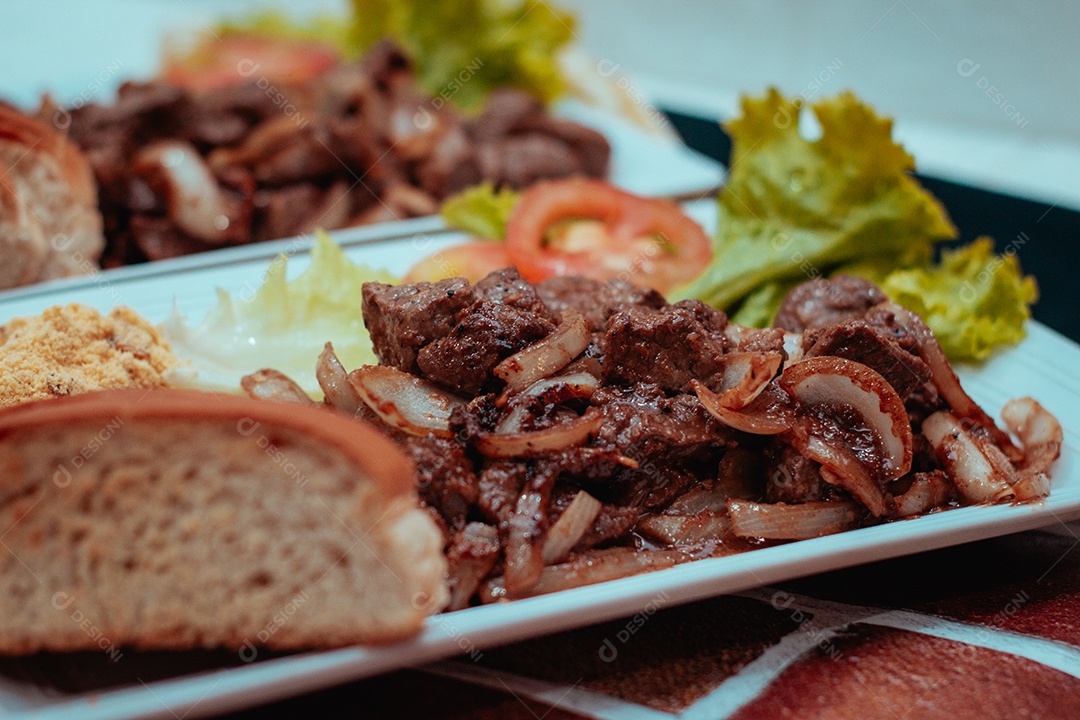 Prato de comida sobre uma mesa de madeira