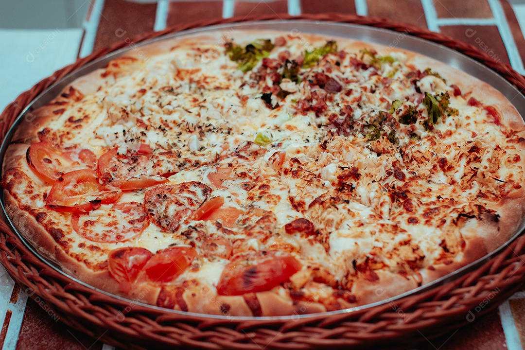 Pizza sobre uma mesa