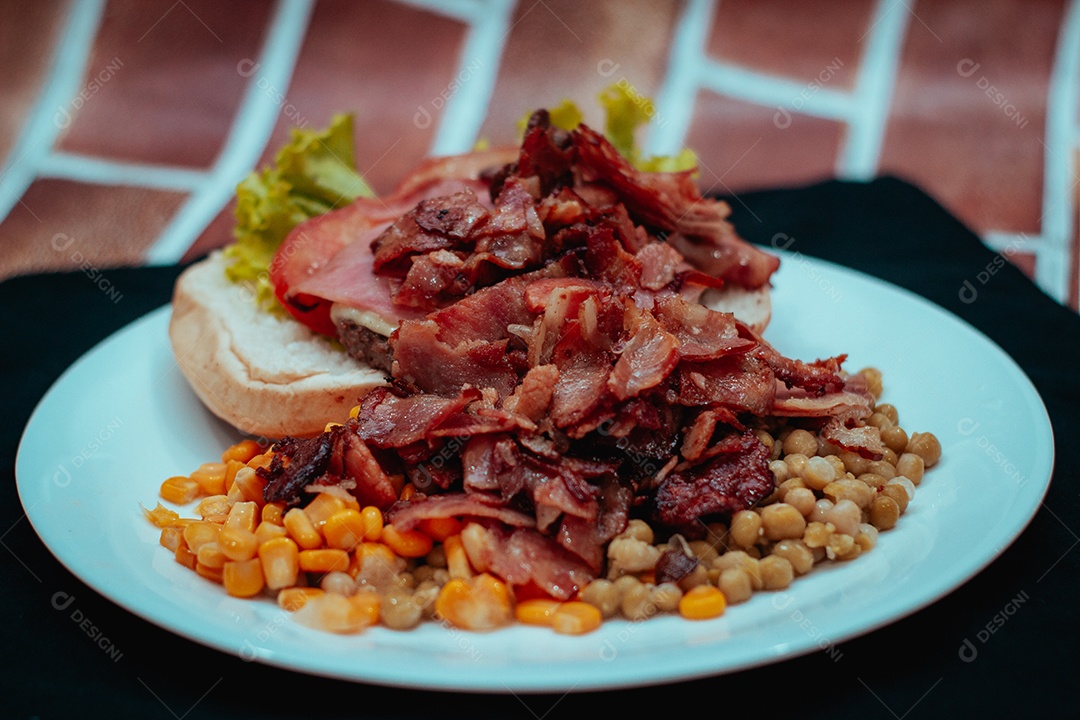 Hambúrguer delicioso sobre uma mesa de madeira