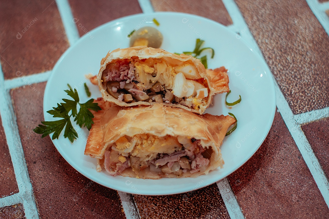 Comida sobre prato branco