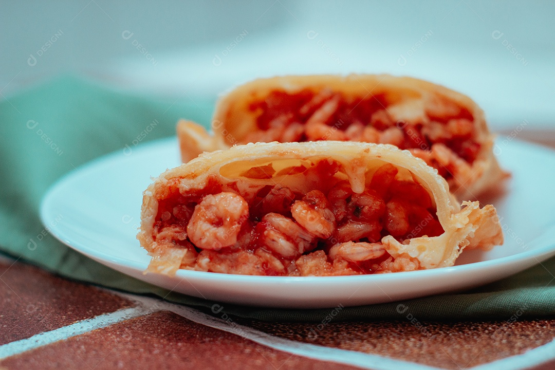 Petiscos saborosos sobre uma mesa de madeira