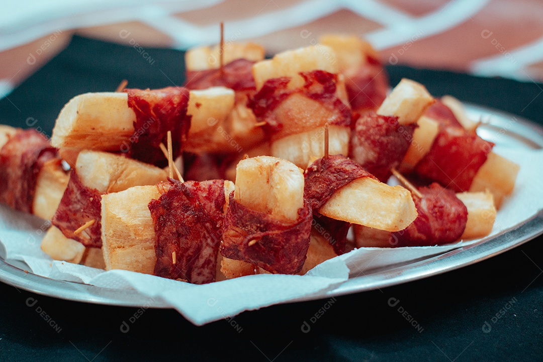 Petiscos saborosos sobre uma mesa de madeira