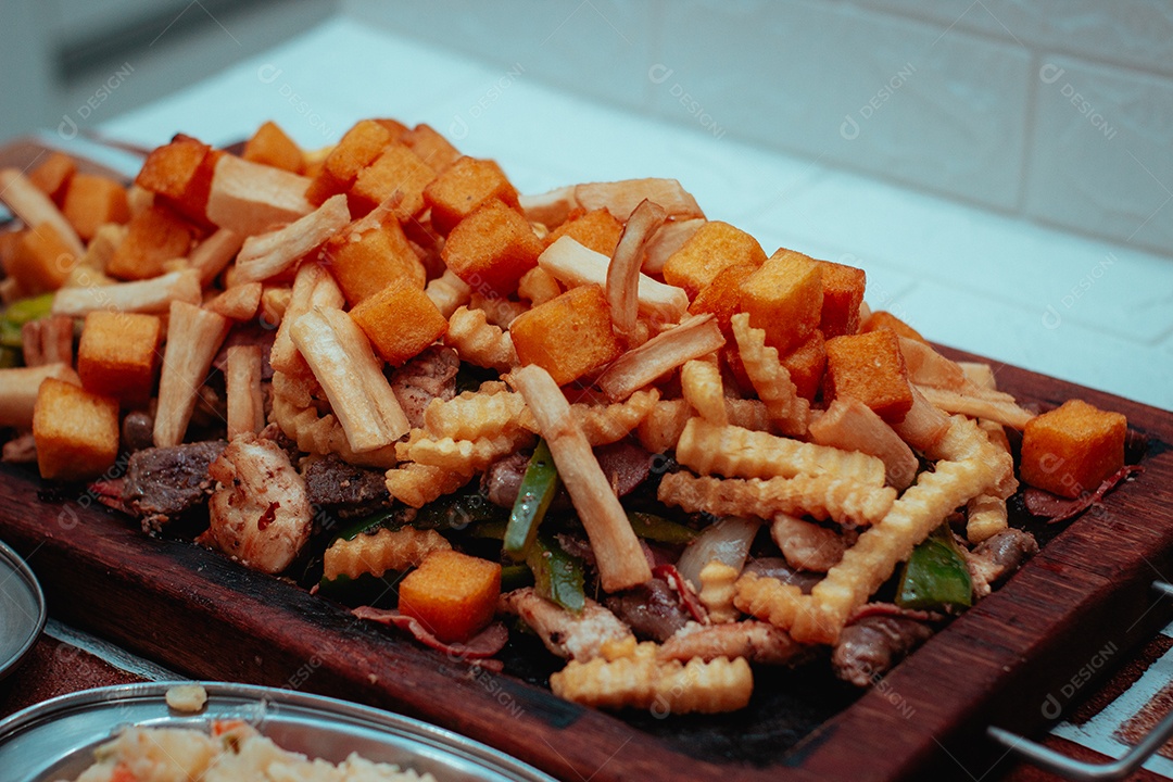 Petiscos saborosos sobre uma mesa de madeira