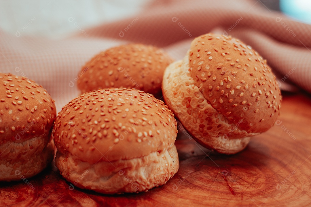 Hambúrguer delicioso sobre uma mesa de madeira