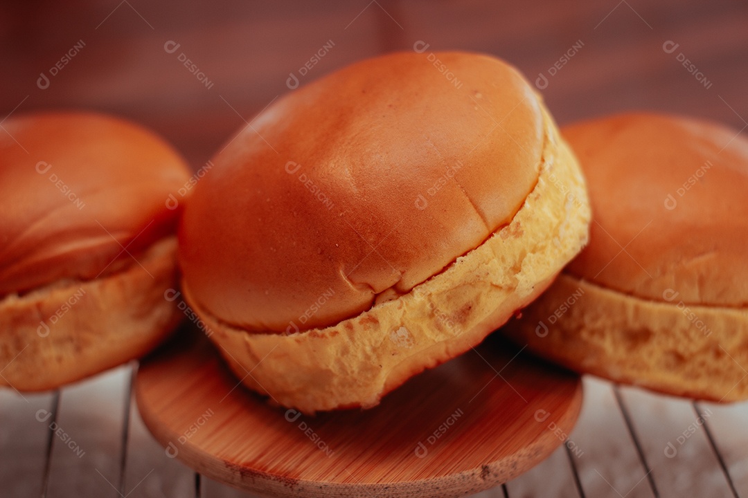 Hambúrguer delicioso sobre uma mesa de madeira