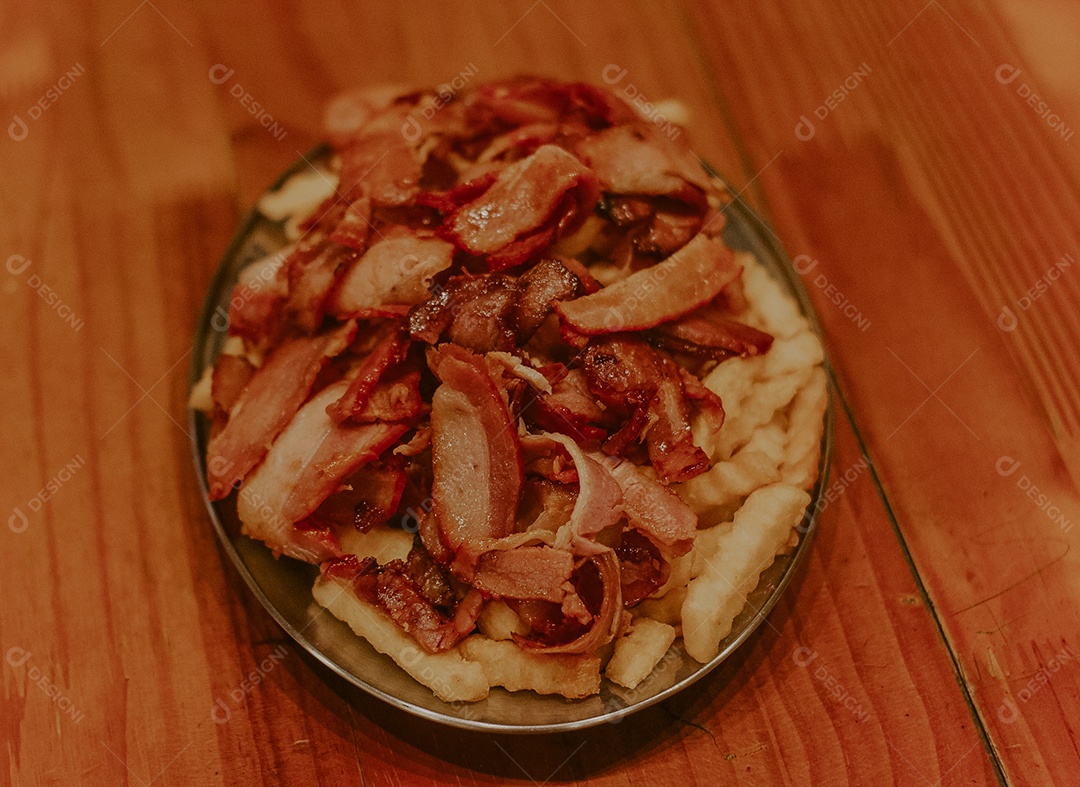 Hambúrguer delicioso sobre uma mesa de madeira