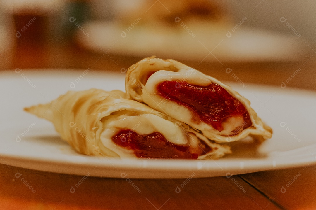 Mesa de café da manhã sobre uma mesa de madeira
