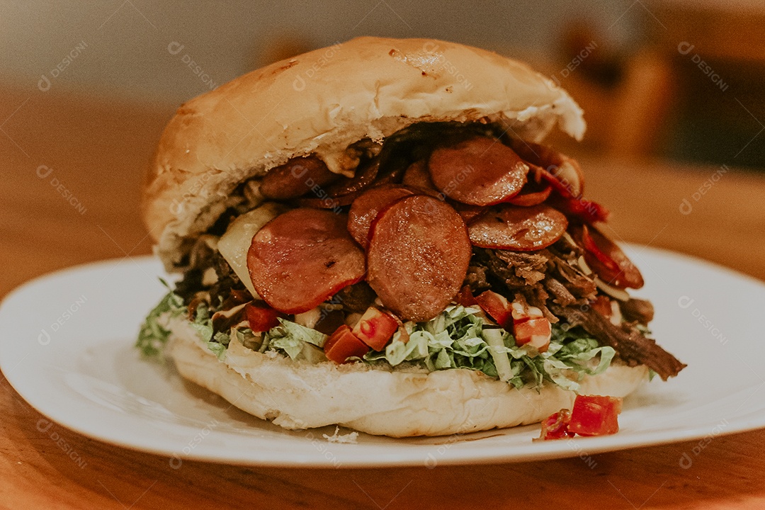 Hambúrguer delicioso sobre uma mesa de madeira