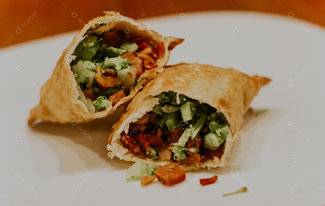 Mesa de café da manhã sobre uma mesa de madeira