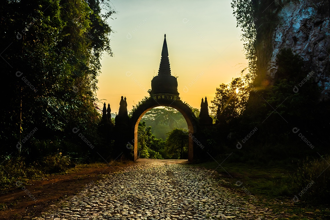 Paisagem do belo nascer do sol no Parque Khao Na Nai Luang Dharma em Surat Thani Tailândia