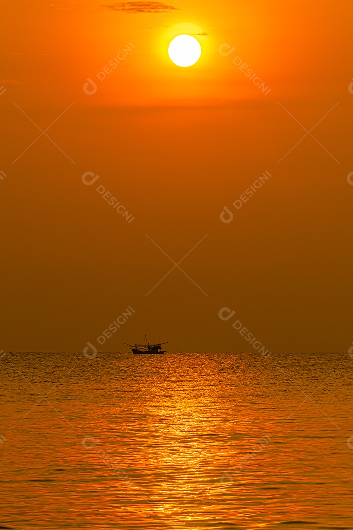 Paisagem do mar e ondas do mar pela manhã