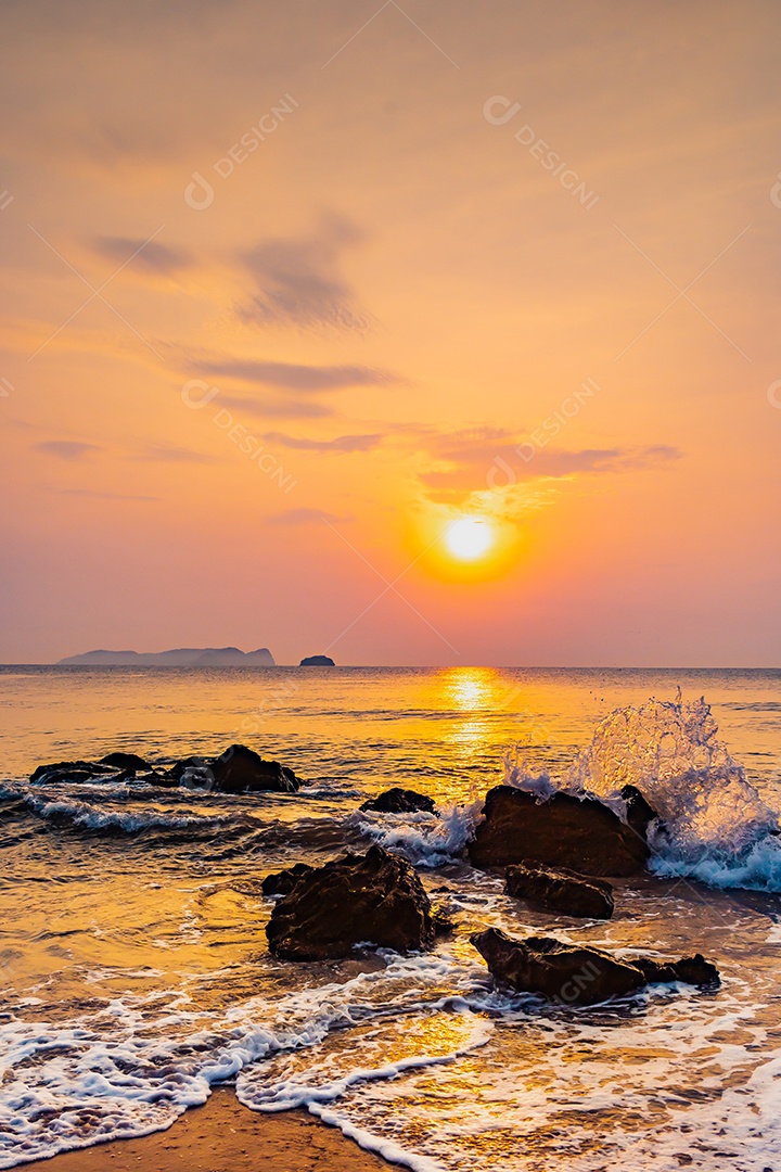 Paisagem do mar e ondas do mar pela manhã