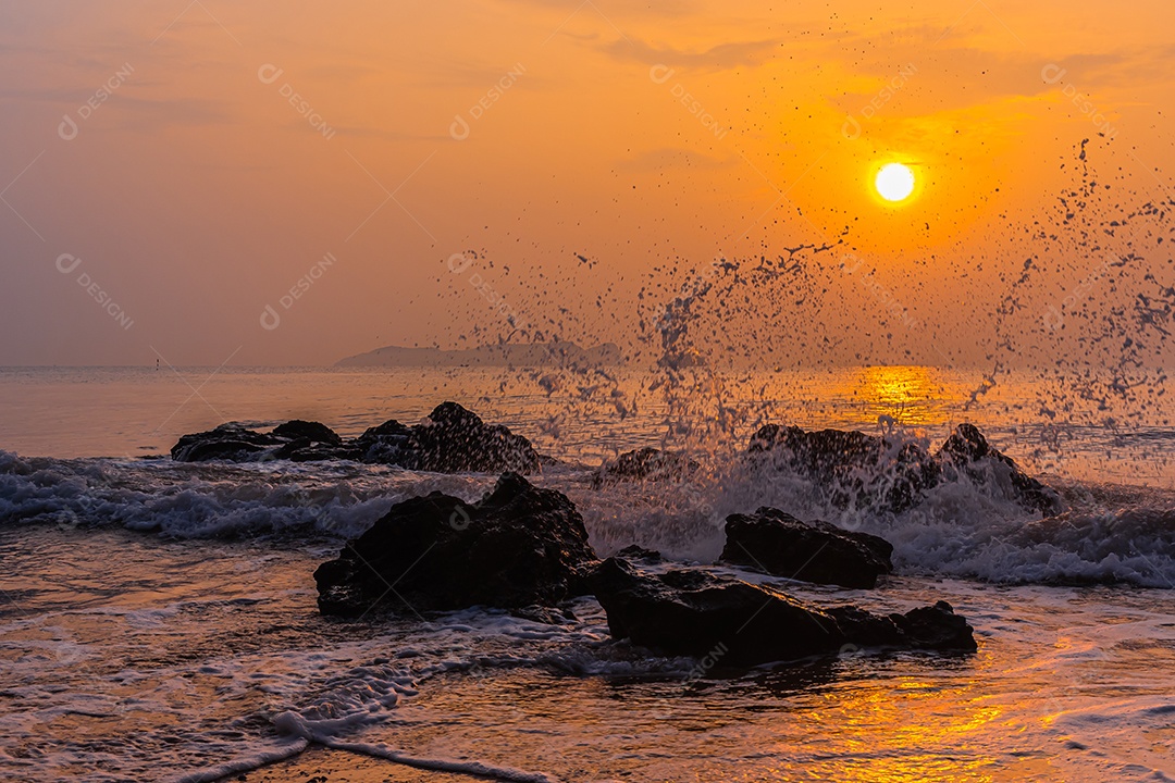Paisagem do mar e ondas do mar pela manhã