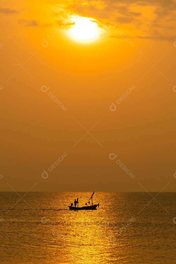 Paisagem do mar e ondas do mar pela manhã