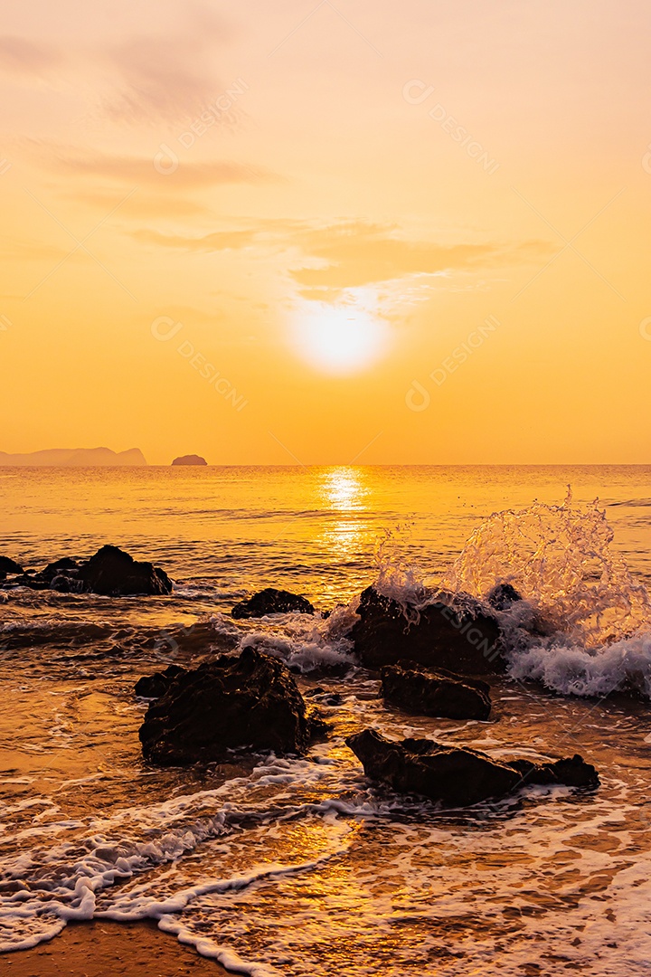 Paisagem do mar e ondas do mar pela manhã