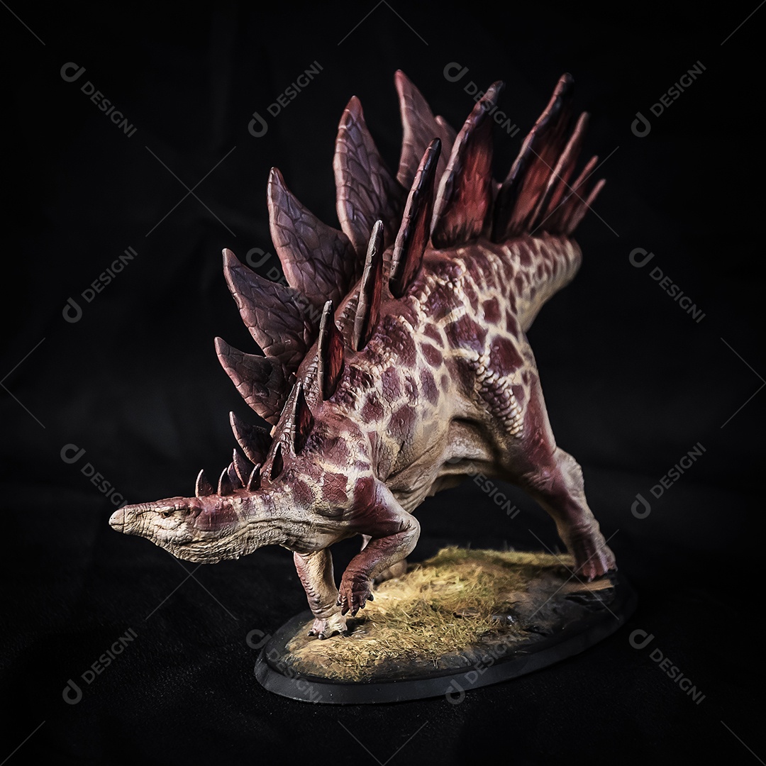 Belo dinossauro sobre fundo isolado