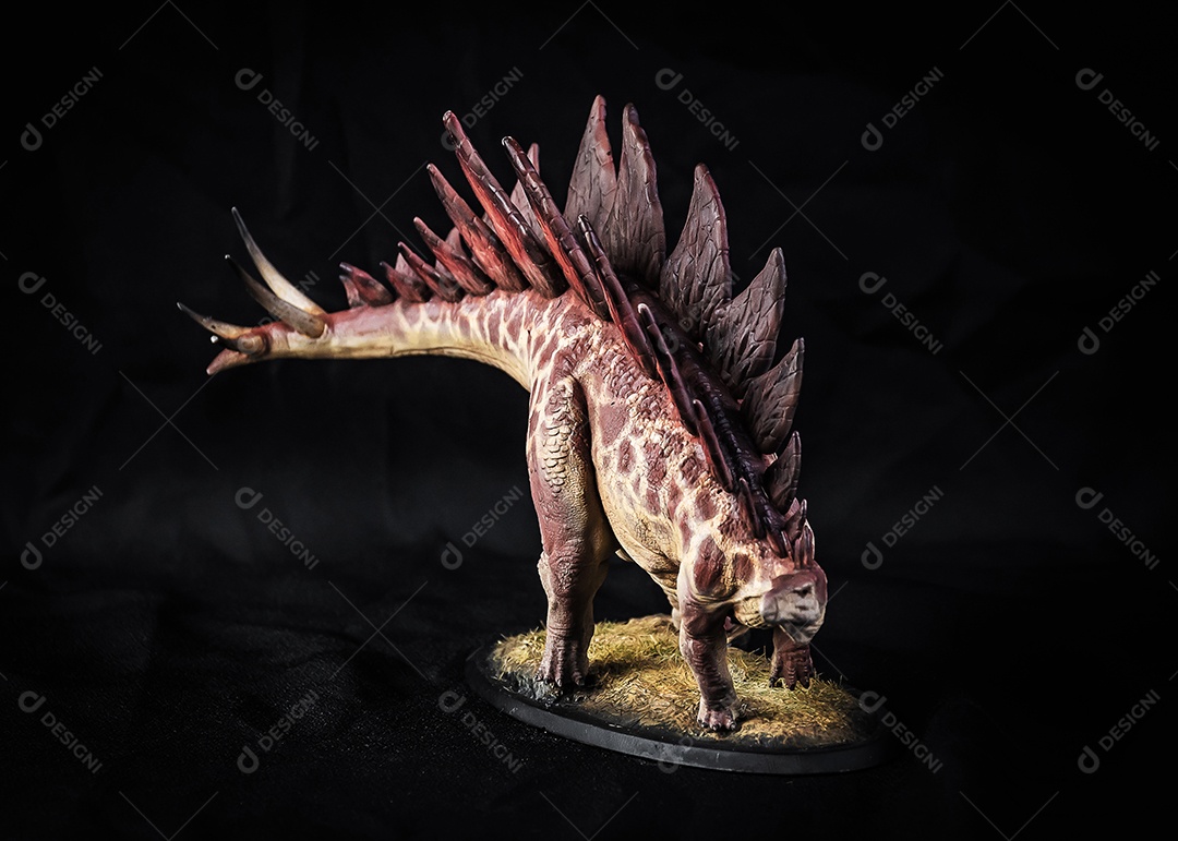 Belo dinossauro sobre fundo isolado