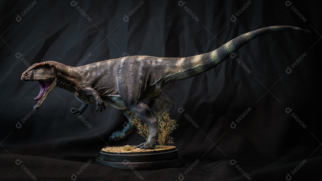 Belo dinossauro sobre fundo isolado