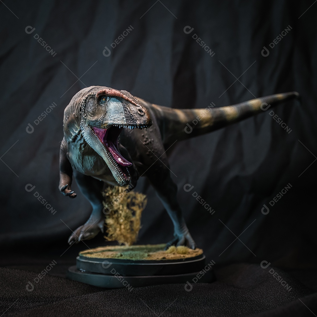 Belo dinossauro sobre fundo isolado