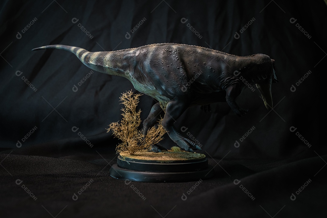 Belo dinossauro sobre fundo isolado