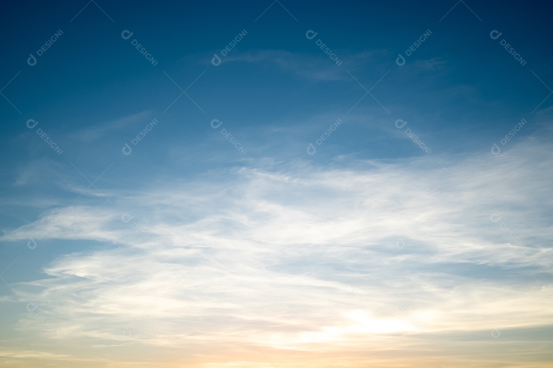 lindas e luxuosas nuvens de ouro laranja com gradiente suave e luz solar no céu azul perfeito para o fundo