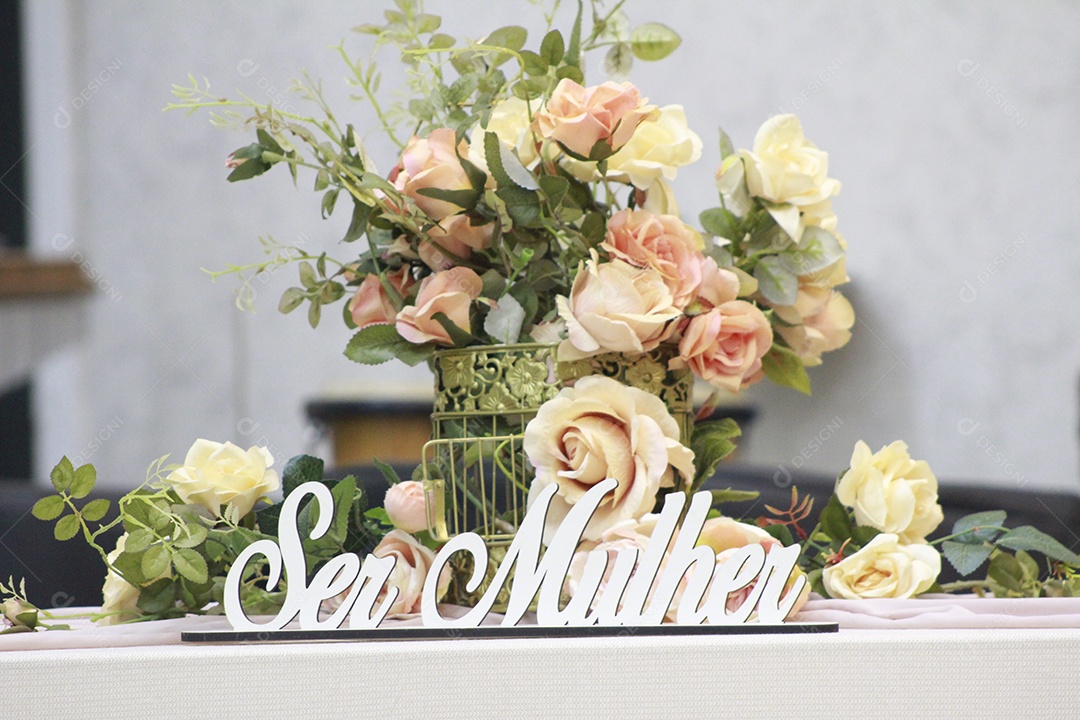 Flores sobre a mesa para decoração