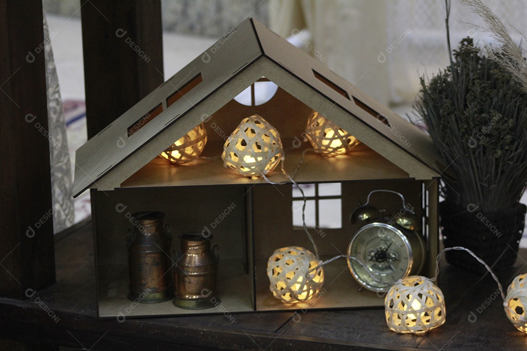 Enfeite de casa iluminado sobre a mesa