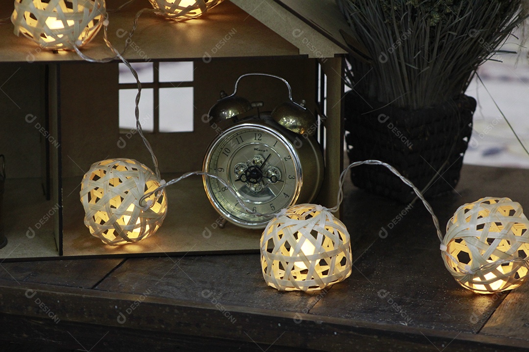 Enfeite iluminado sobre a mesa