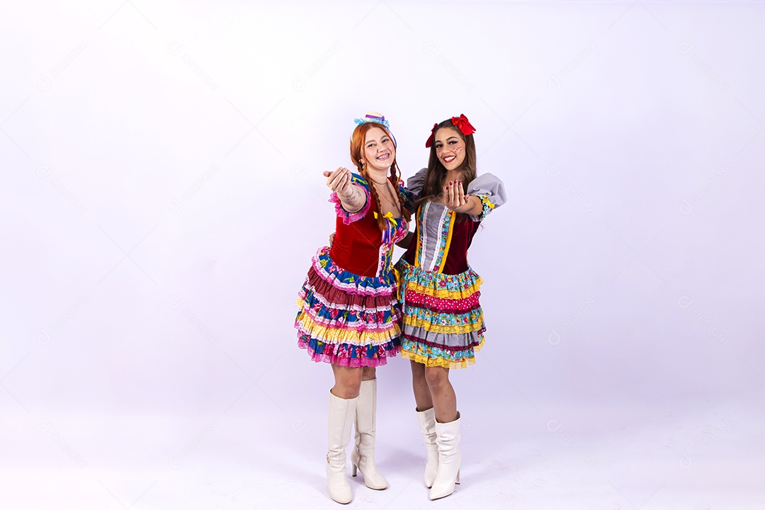 Mulheres usando roupas típicas de festas juninas