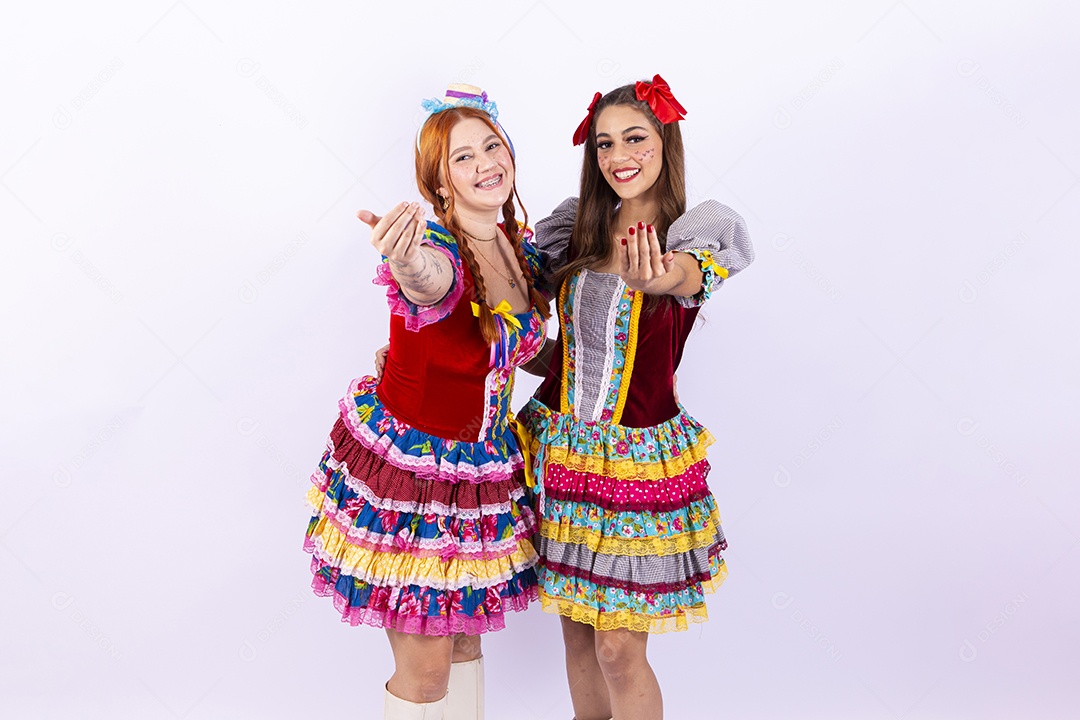Mulheres usando roupas típicas de festas juninas