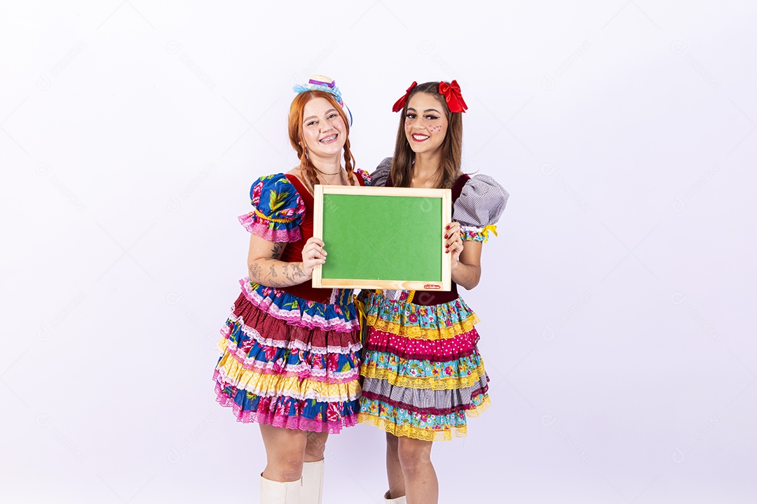 Mulheres usando roupas típicas de festas juninas