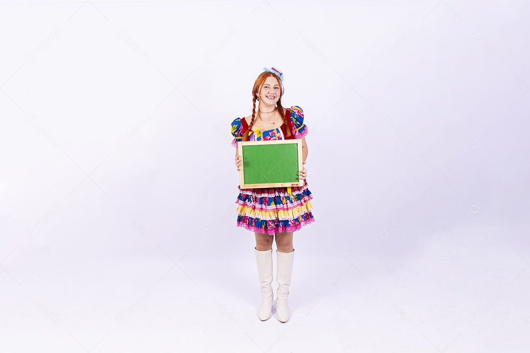 Mulher usando roupas típicas de festas juninas