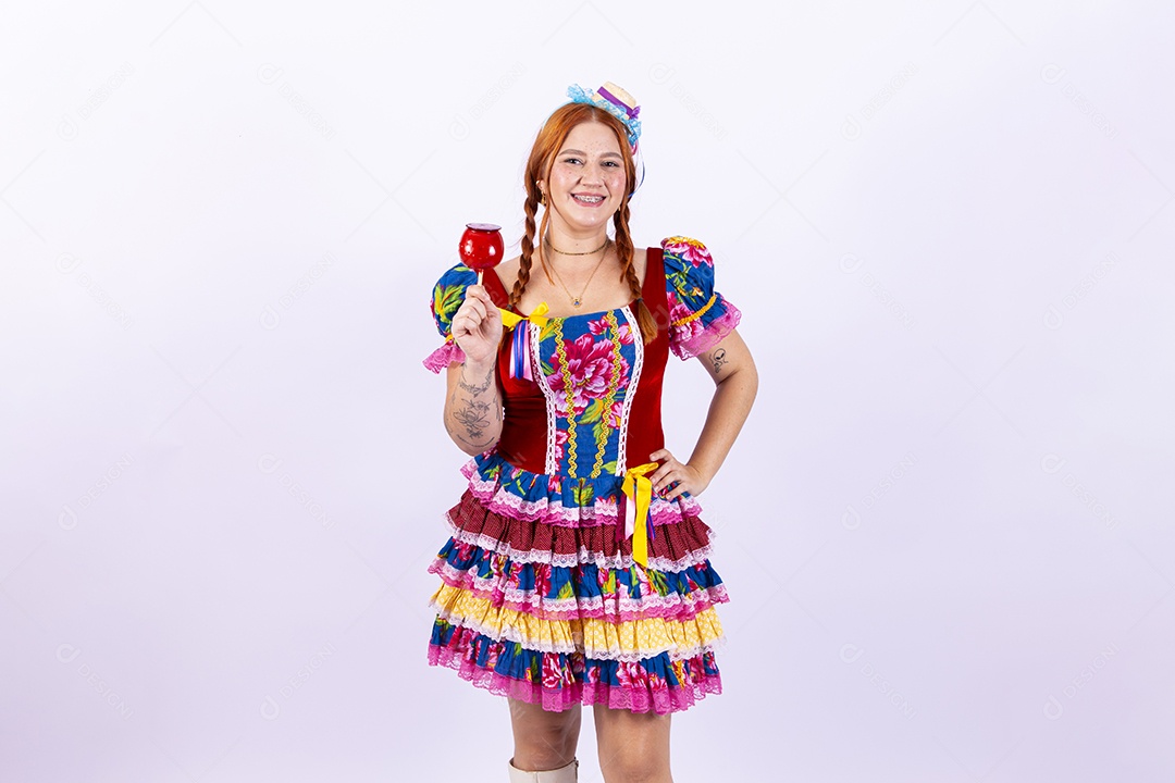 Mulher usando roupas típicas de festas juninas