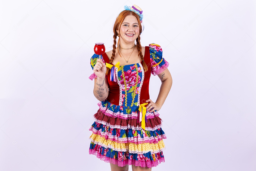 Mulher usando roupas típicas de festas juninas