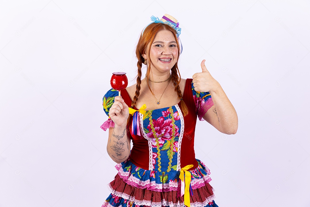 Mulher usando roupas típicas de festas juninas