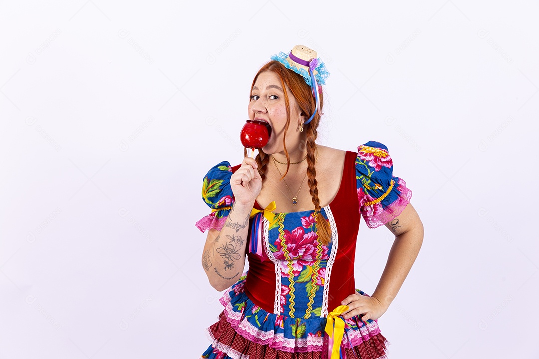 Mulher usando roupas típicas de festas juninas