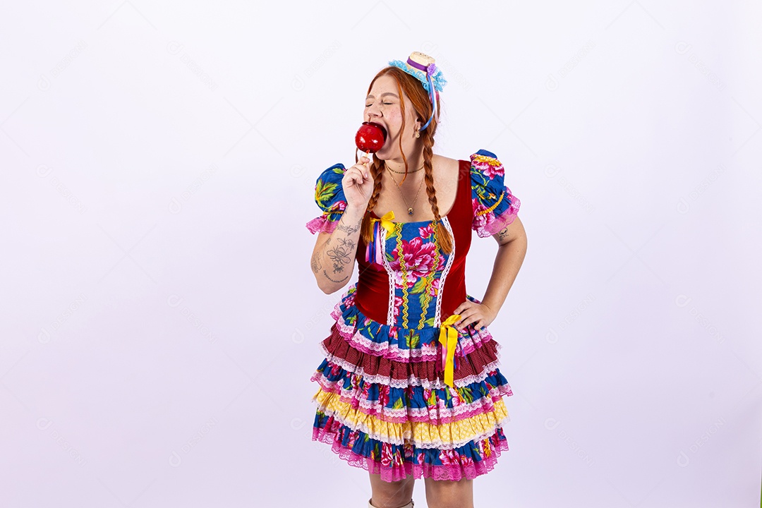 Mulher usando roupas típicas de festas juninas