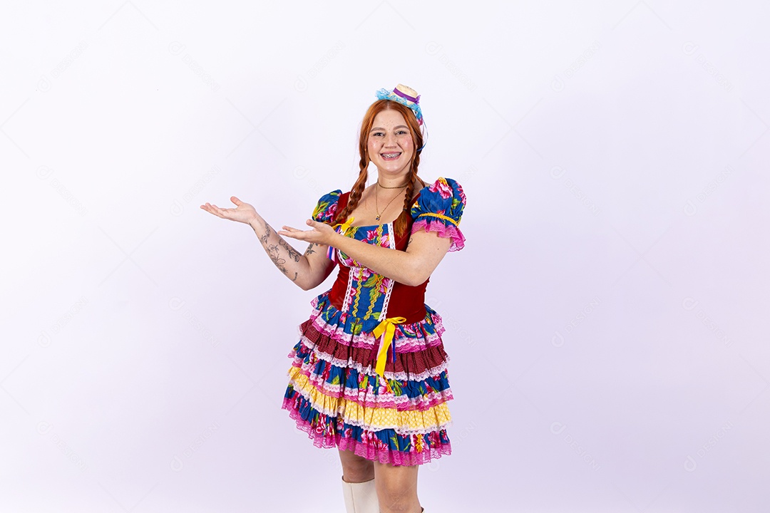 Mulher usando roupas típicas de festas juninas